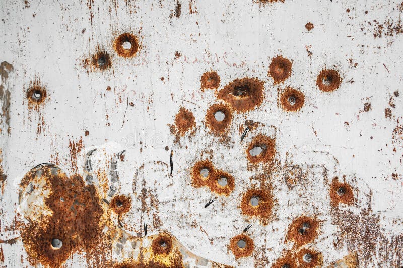 Textur av det gamla rostiga metallarket med kulhål på den arkivbild Textur av det gamla rostiga metallarket med kulhål på den arkivbild