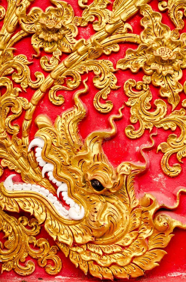 Textur av det guld- färgträdet för stuckatur på Wat Prathat Lampang Luang royaltyfria foton Textur av det guld- färgträdet för stuckatur på Wat Prathat Lampang Luang royaltyfria foton