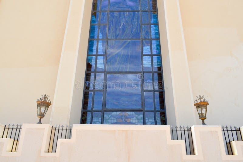 textur av ett stort enormt exponeringsglasblåttfönster och en beige stenvägg i den egyptiska ortodoxa kristna kyrkan grönska för royaltyfri foto textur av ett stort enormt exponeringsglasblåttfönster och en beige stenvägg i den egyptiska ortodoxa kristna kyrkan grönska för royaltyfri foto