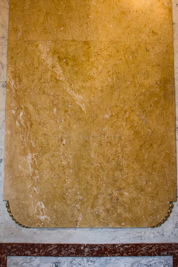 Textur av gul granit på väggen av ett lyxigt rum guld- inre närbild kopiera avst?nd arkivfoton Textur av gul granit på väggen av ett lyxigt rum guld- inre närbild kopiera avst?nd arkivfoton