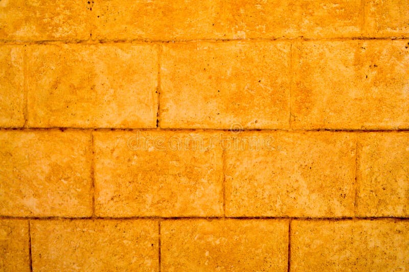 Textura amarilla de la pared de piedra del ladrillo antiguo viejo con las tejas, bloques con las costuras fotografía de archivo libre de regalías Textura amarilla de la pared de piedra del ladrillo antiguo viejo con las tejas, bloques con las costuras fotografía de archivo libre de regalías