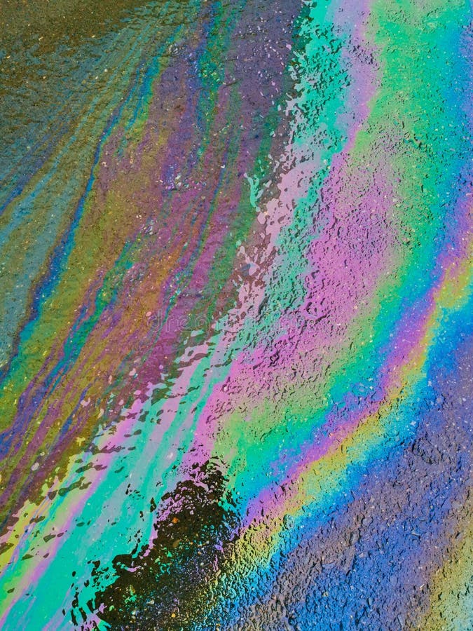 Textura colorată a produselor petroliere pe asfalt în ploaie stock photos