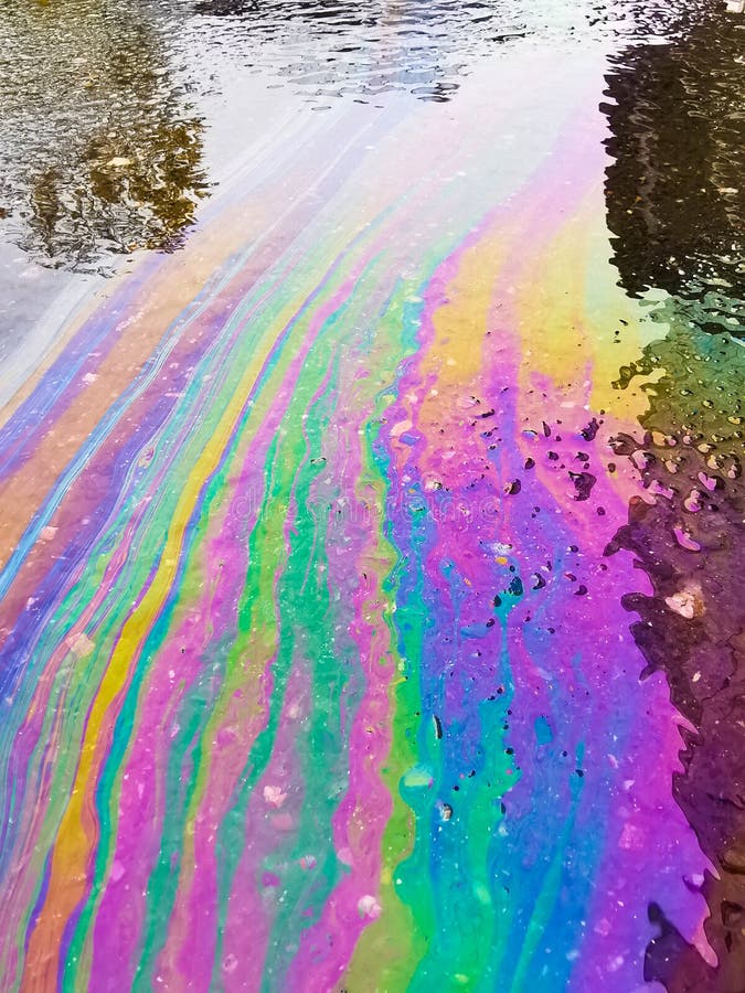 Textura colorată a produselor petroliere pe asfalt în ploaie royalty free stock photos