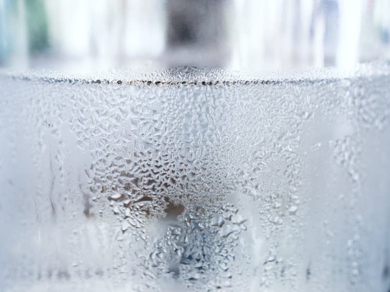 Textura da gota da água do close-up na água potável fria no refrigerador foto de stock Textura da gota da água do close-up na água potável fria no refrigerador foto de stock