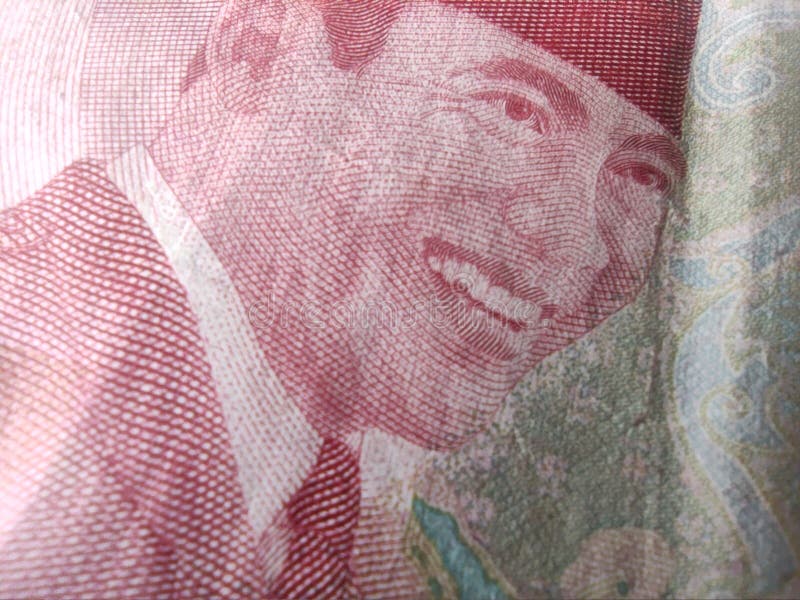 A textura da moeda indonésia é vermelha com imagens de heróis indonésios fotos de stock