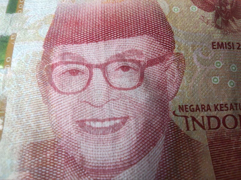 A textura da moeda indonésia é vermelha com imagens de heróis indonésios fotos de stock