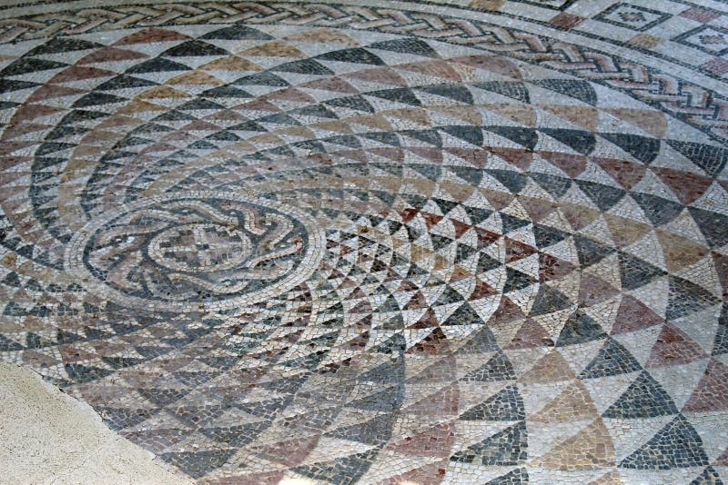 Textura de mosaico romano en el suelo en felix romuliana