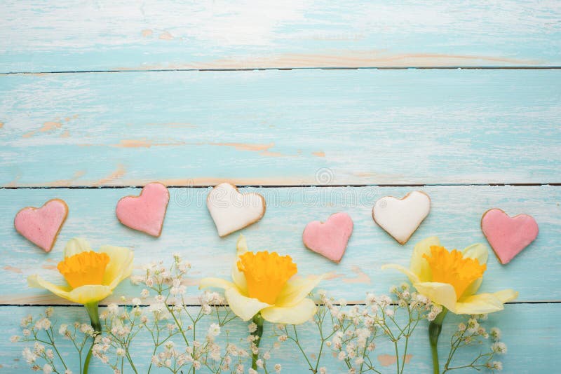 Textura de uma árvore com flores amarelas e as cookies caseiros sob a forma dos corações Vista superior, com espaço vazio para a imagens de stock Textura de uma árvore com flores amarelas e as cookies caseiros sob a forma dos corações Vista superior, com espaço vazio para a imagens de stock