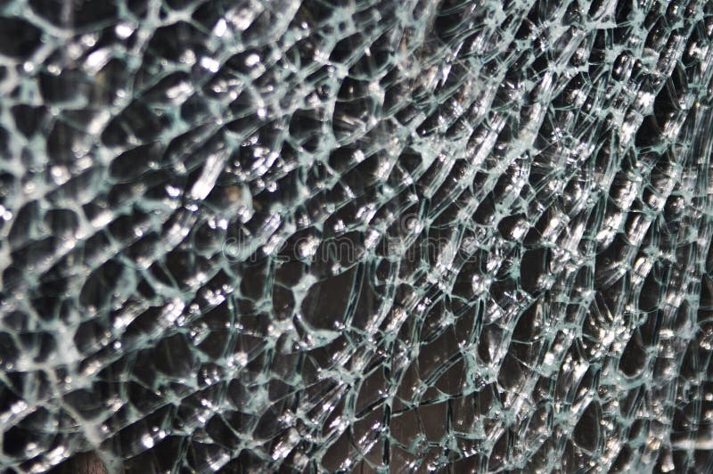 Textura de vidro quebrado no fundo escuro closeup foto de stock Textura de vidro quebrado no fundo escuro closeup foto de stock