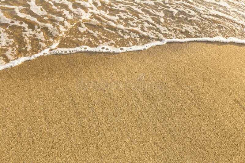 Textura del arena de mar de la playa con una onda suave de la resaca Verano fotos de archivo Textura del arena de mar de la playa con una onda suave de la resaca Verano fotos de archivo