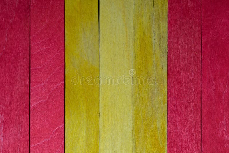 Textura hermosa de los listones de madera naturales de colores rojos y amarillos Indicador español fotografía de archivo libre de regalías Textura hermosa de los listones de madera naturales de colores rojos y amarillos Indicador español fotografía de archivo libre de regalías
