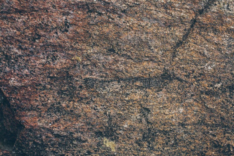 Textura y fondo naturales de la pared de la roca Vieja superficie de piedra de Brown texturizada Opinión del primer de la textura fotografía de archivo libre de regalías Textura y fondo naturales de la pared de la roca Vieja superficie de piedra de Brown texturizada Opinión del primer de la textura fotografía de archivo libre de regalías
