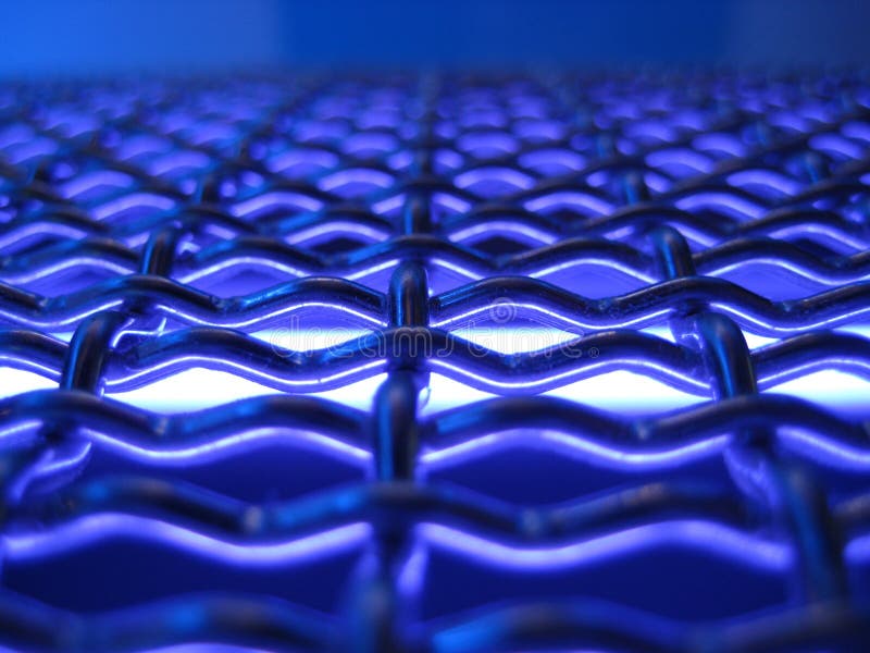 Textura țesută a ochiurilor de metal cu lumină albastră electrică royalty free stock photos