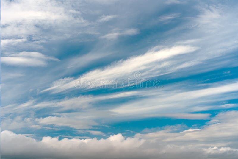 Texture abstraite de ciel bleu avec la plume et les nuages mous photo libre de droits Texture abstraite de ciel bleu avec la plume et les nuages mous photo libre de droits