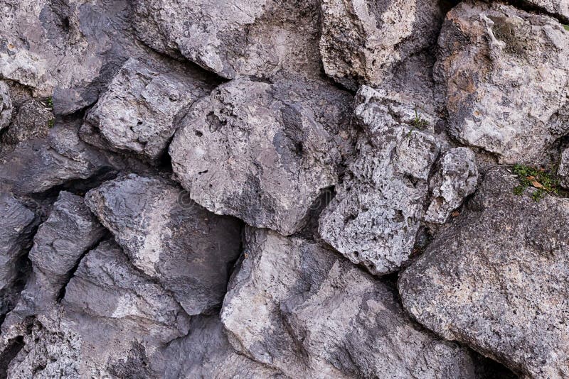 Texture calcaire de géologie de fond de vieille de bloc roche cassée cassée inégale calcaire de mur en pierre dur images libres de droits Texture calcaire de géologie de fond de vieille de bloc roche cassée cassée inégale calcaire de mur en pierre dur images libres de droits