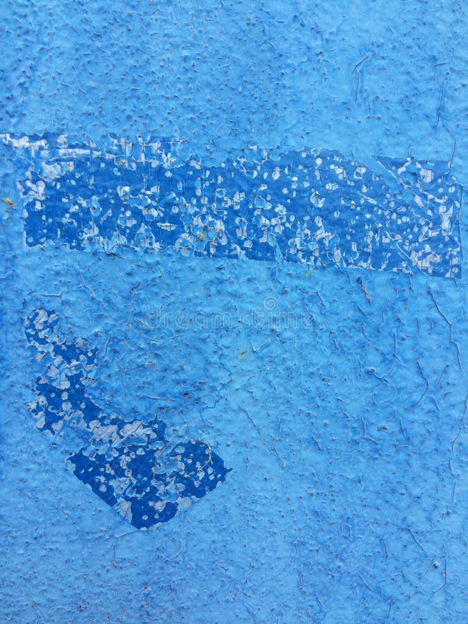 Viejo agrietado azul pintar sobre el muro.