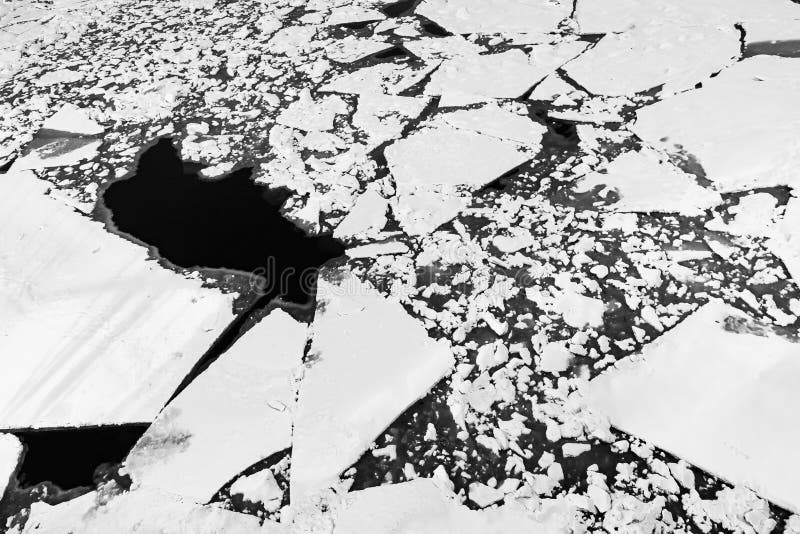 Texture criquée de glace sur la rivière congelée Paysage d'hiver avec la fonte de la banquise Fond de source naturelle photos libres de droits Texture criquée de glace sur la rivière congelée Paysage d'hiver avec la fonte de la banquise Fond de source naturelle photos libres de droits