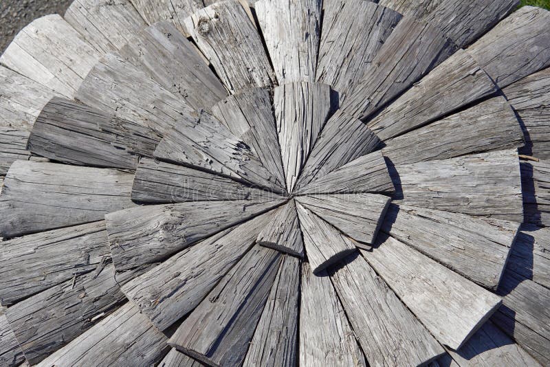 Texture de fond des feuilles en bois foncées sous forme de cercle image stock Texture de fond des feuilles en bois foncées sous forme de cercle image stock