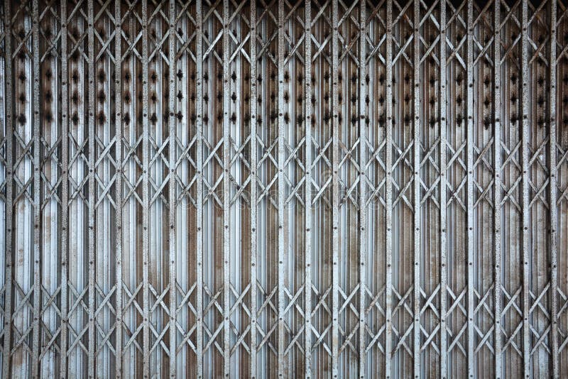 Texture rouill?e de fond de porte de porte en m?tal de pliage de cru vieille photo libre de droits Texture rouill?e de fond de porte de porte en m?tal de pliage de cru vieille photo libre de droits