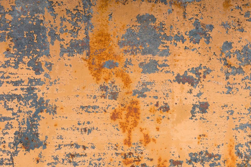 Texturerad bakgrund av en urblekt gul målarfärg med rostade sprickor på rostad metall Grungetextur av en gammal sprucken metall