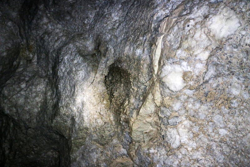 Texturi de piatră cu straturi intermediare de nisip de cuarț colorat cu gips și alte straturi de diferite minereuri cu texturi diferite de culoare și densitate într-o carieră de minereu de ghips
