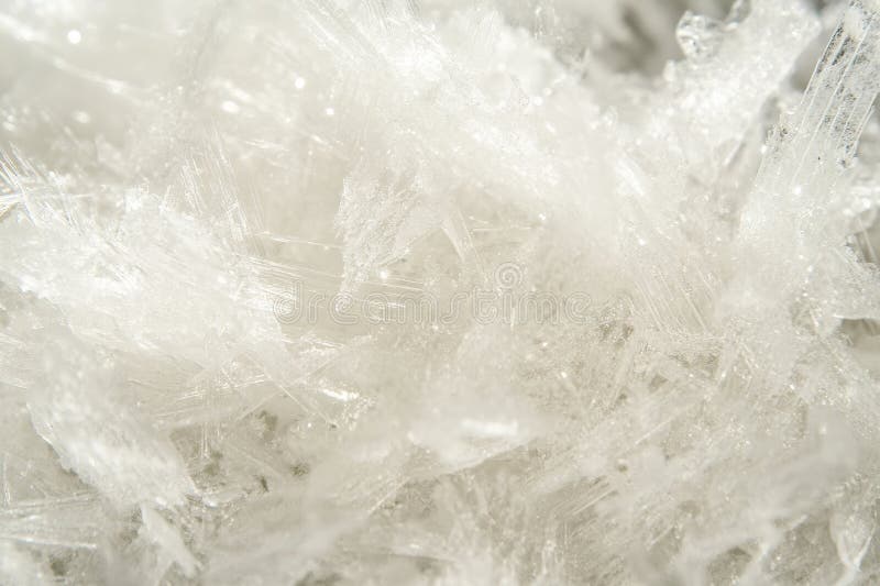 Texturierter Schnee schließt feine kristalline Details mit funkelnden weißen Reflexionen unter weichen lizenzfreies stockfoto