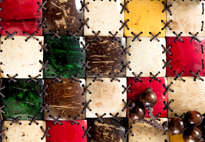 Texturmosaikkokosn?t T?tt g?ras dekoren av naturliga ecomaterial Textur f?r palmtr?dfibersk?ll med repet f?rgrikt arkivfoto Texturmosaikkokosn?t T?tt g?ras dekoren av naturliga ecomaterial Textur f?r palmtr?dfibersk?ll med repet f?rgrikt arkivfoto