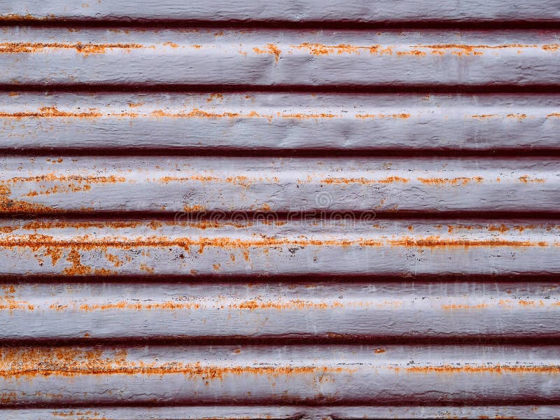 Textură urbană metalică colorată cu rugină. model orizontal sub formă de jaluzele pentru benzi stock images