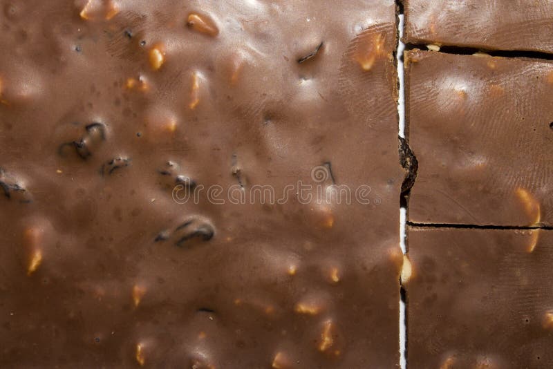 Textuur van melkchocola met rozijnen en noten royalty-vrije stock foto