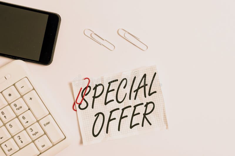 Textzeichen mit Sonderangebot Concept photo Discount Price Markdown Promotion Items Crazy Sale White PC lizenzfreie stockbilder