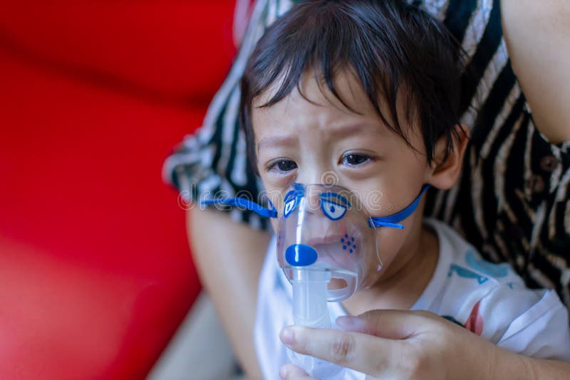 Le Bebe A Les Nebulizations D Asthme Et De Besoin Therapie En Difficulte D Inhalation De Garcon Par Le Masque De L Inhalateur Le Photo Stock Image Du Cheri Poumon Le Bebe A Les Nebulizations D Asthme Et De Besoin Therapie En Difficulte D Inhalation De Garcon Par Le Masque De L Inhalateur Le Photo Stock Image Du Cheri Poumon