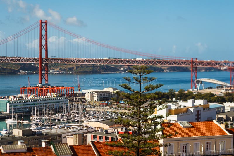 25 th April Bridge som förbinder Lissabon till kommunen av Almada, Tejo flod royaltyfri bild 25 th April Bridge som förbinder Lissabon till kommunen av Almada, Tejo flod royaltyfri bild