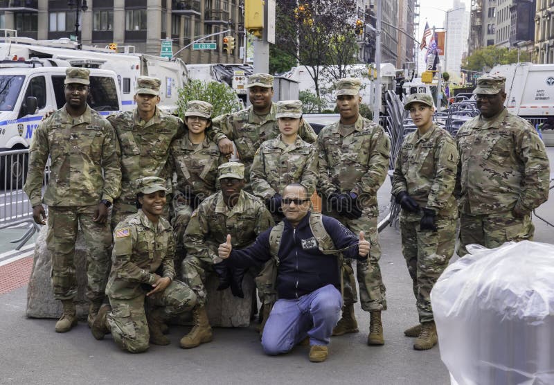 5th Ave, Manhattan, New York, VS - 11 november 2019: 100e jaarlijkse veterandagenparade