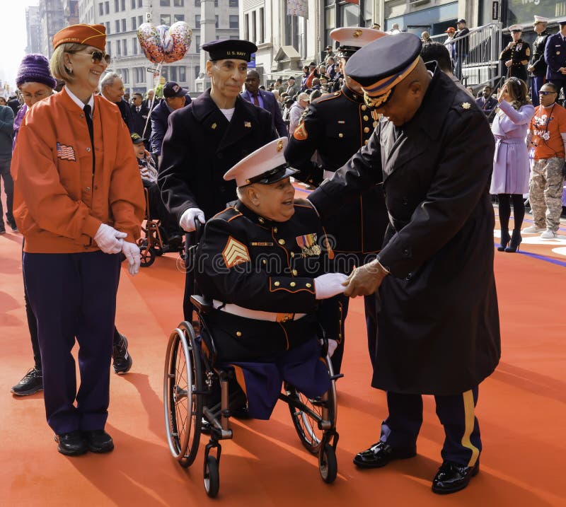 5th Ave, Manhattan, New York, VS - 11 november 2019: 100e jaarlijkse veterandagenparade