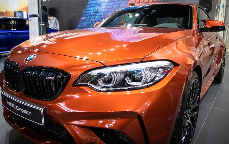  BMW M2 Competition naranja metalizado.  Foto editorial de stock