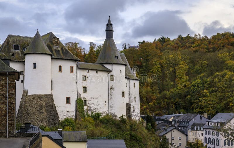 Fájl:Voncq (Ardennes, Fr.) church sideview.JPG