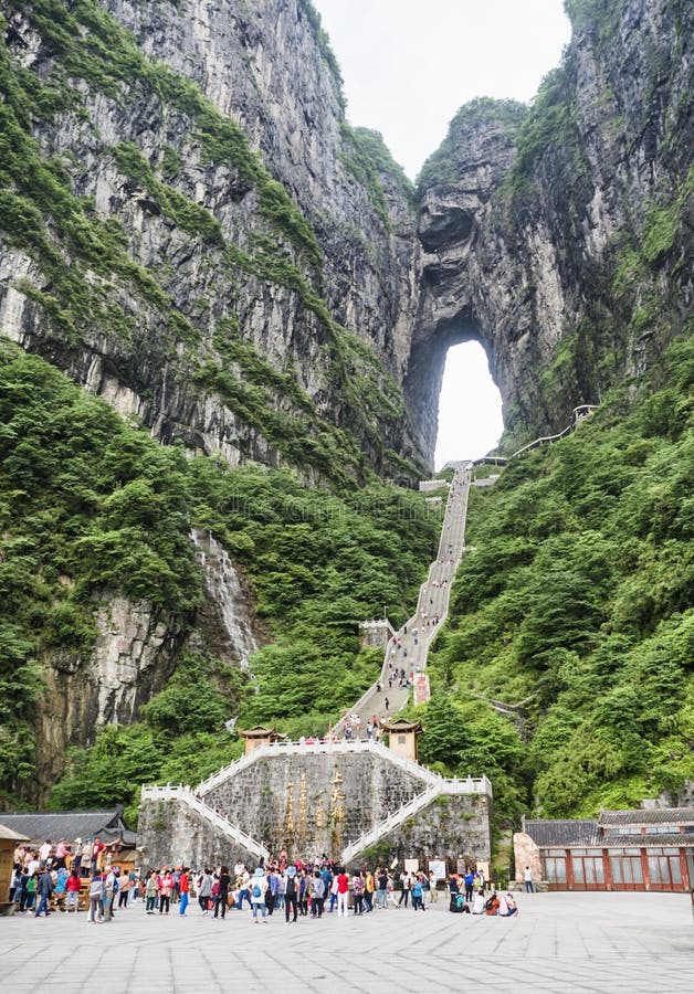 28th Maj, 2018: Turister som kliver - ner den branta 999 trappan på det Tianmen berget, porten för himmel` s på Zhangjiagie, Huna arkivbilder 28th Maj, 2018: Turister som kliver - ner den branta 999 trappan på det Tianmen berget, porten för himmel` s på Zhangjiagie, Huna arkivbilder