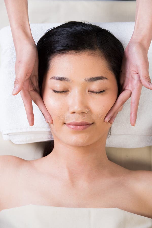 Th?rapie de massage de chef d'Ayurvedic sur le front facial image libre de droits Th?rapie de massage de chef d'Ayurvedic sur le front facial image libre de droits