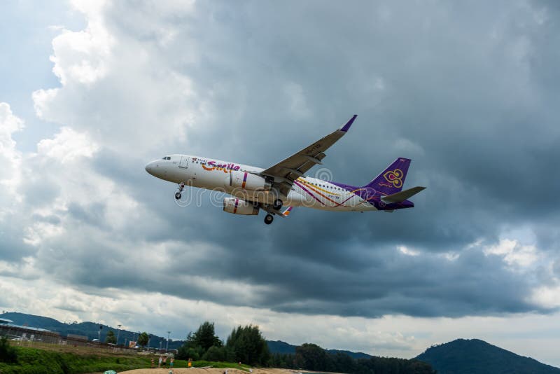 Thai Airways Airbus A320 está aterrando no aeroporto de Phuket, fotografia do ponto de verificação de Tailândia fotografia de stock Thai Airways Airbus A320 está aterrando no aeroporto de Phuket, fotografia do ponto de verificação de Tailândia fotografia de stock