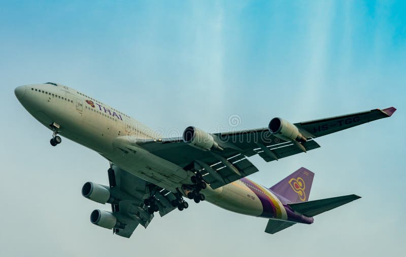 Thai Airways -Fluglinien Passagierflugzeug landet an Suvarnabhumi-Flughafen in Thailand Flugzeugflug Airbusses A330 nach Thailand lizenzfreies stockbild Thai Airways -Fluglinien Passagierflugzeug landet an Suvarnabhumi-Flughafen in Thailand Flugzeugflug Airbusses A330 nach Thailand lizenzfreies stockbild