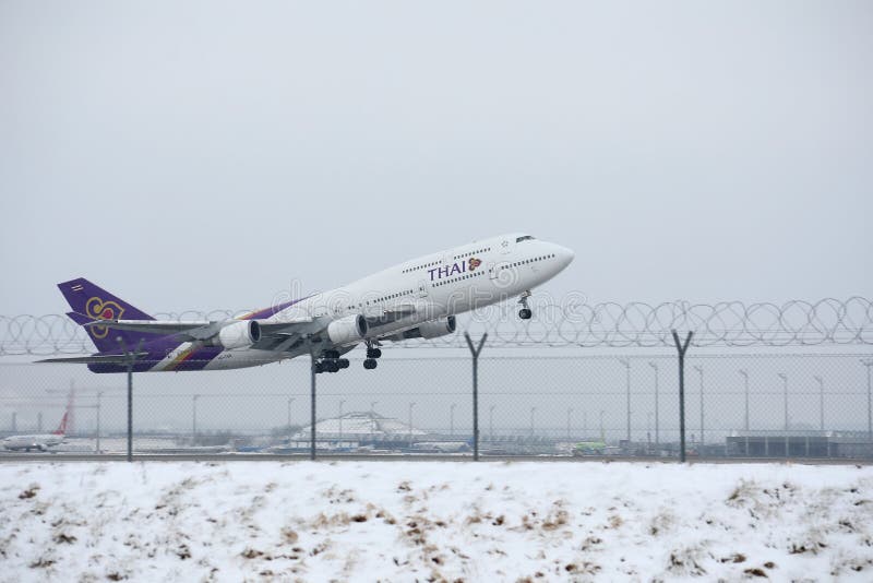 Thai Airways International Boeing 747-400 HS-TGB en el aeropuerto de Munich, invierno imagen de archivo Thai Airways International Boeing 747-400 HS-TGB en el aeropuerto de Munich, invierno imagen de archivo