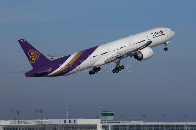 Thai Airways International samolotu latanie w w g?r? nieba zdjęcia royalty free Thai Airways International samolotu latanie w w g?r? nieba zdjęcia royalty free