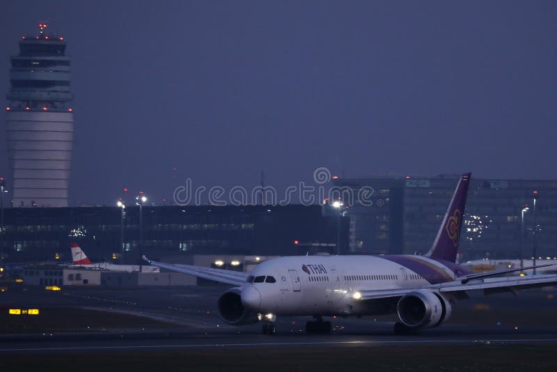 Thai Airways robi taxi na pasie startowym, Wiedeń Lotniskowy Schwechat RYWALIZUJE Austria obrazy stock Thai Airways robi taxi na pasie startowym, Wiedeń Lotniskowy Schwechat RYWALIZUJE Austria obrazy stock