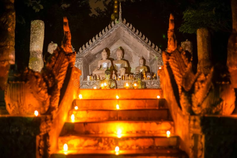 Thai konst för Buddha med den olje- lampan i tempel på natten royaltyfri bild Thai konst för Buddha med den olje- lampan i tempel på natten royaltyfri bild