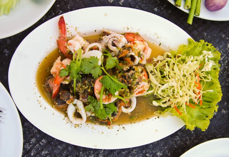 Thai mat för läcker kryddig havs- sallad royaltyfri fotografi Thai mat för läcker kryddig havs- sallad royaltyfri fotografi