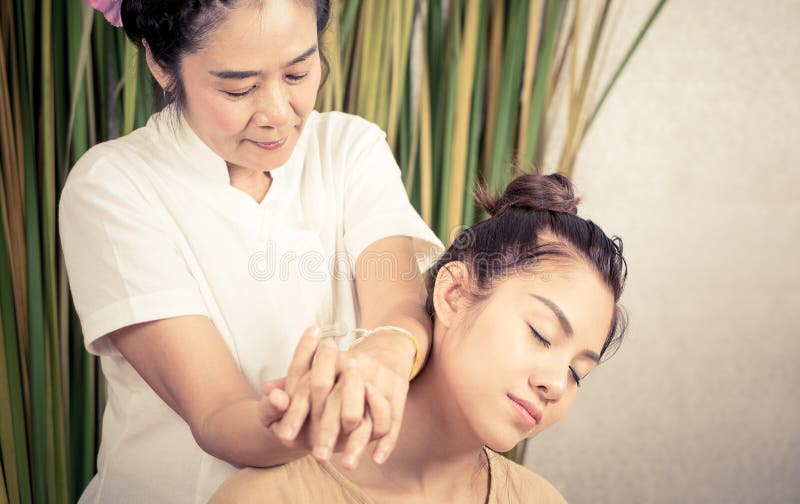 Thai Therapist Doing Massage With Hot Stones Stock Image Image Of Girl Treatment 136078993