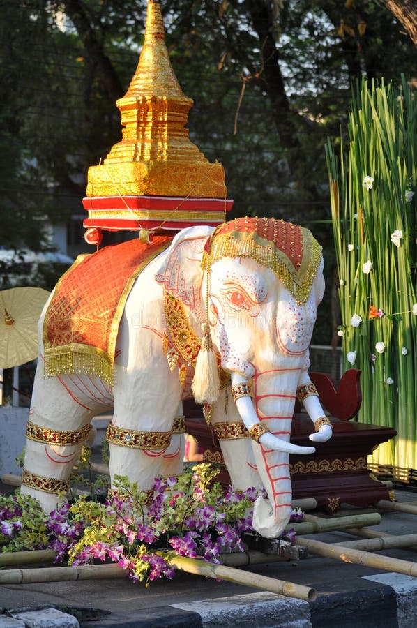 Бангкок в апреле. Белый слон Тайланд. Белые слоны в Тайланде. Символ Тайланда слон. Белый слон тайцев.