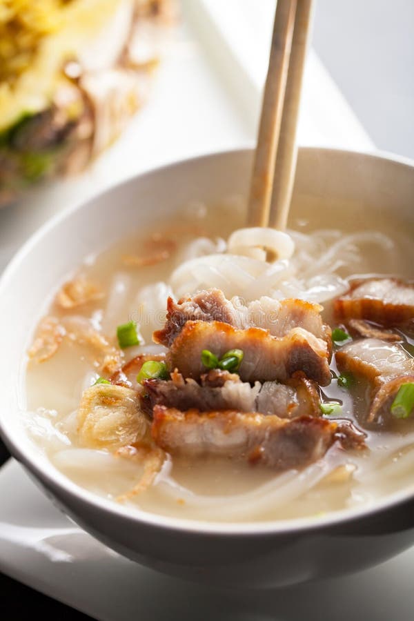 Thailändischer Schweinefleisch-und Reis-Teller Stockfoto - Bild von ...