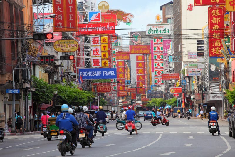 THAILAND, BANGKOK - 28. OKTOBER: Yaowarat Straße, die Hauptstraße in China stockbild THAILAND, BANGKOK - 28. OKTOBER: Yaowarat Straße, die Hauptstraße in China stockbild