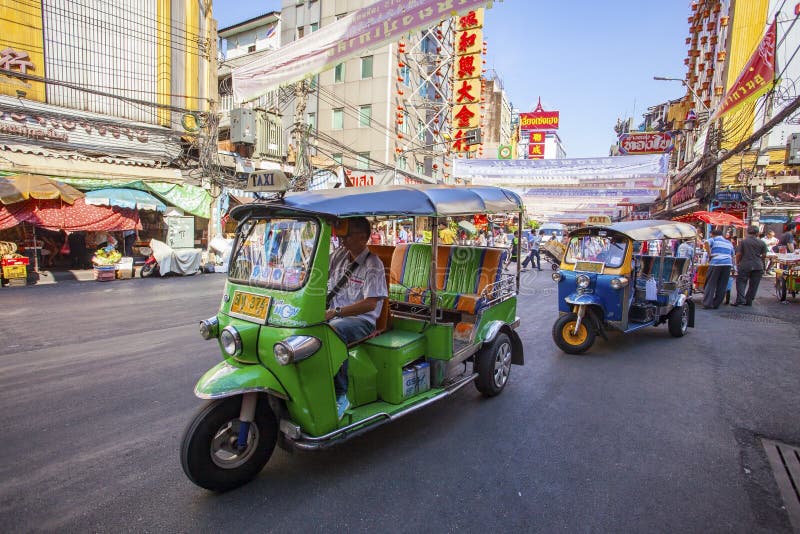 THAILAND BANGKOK - 24. FEBRUAR: TukTuk-Auto auf Verkehr in Yaowarat stockfotos THAILAND BANGKOK - 24. FEBRUAR: TukTuk-Auto auf Verkehr in Yaowarat stockfotos